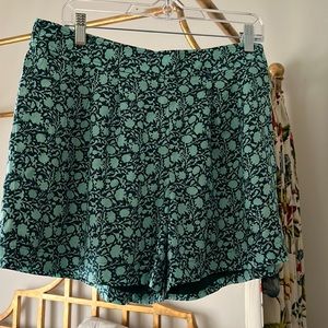 Adorable Vineyard vines pull on shorts!